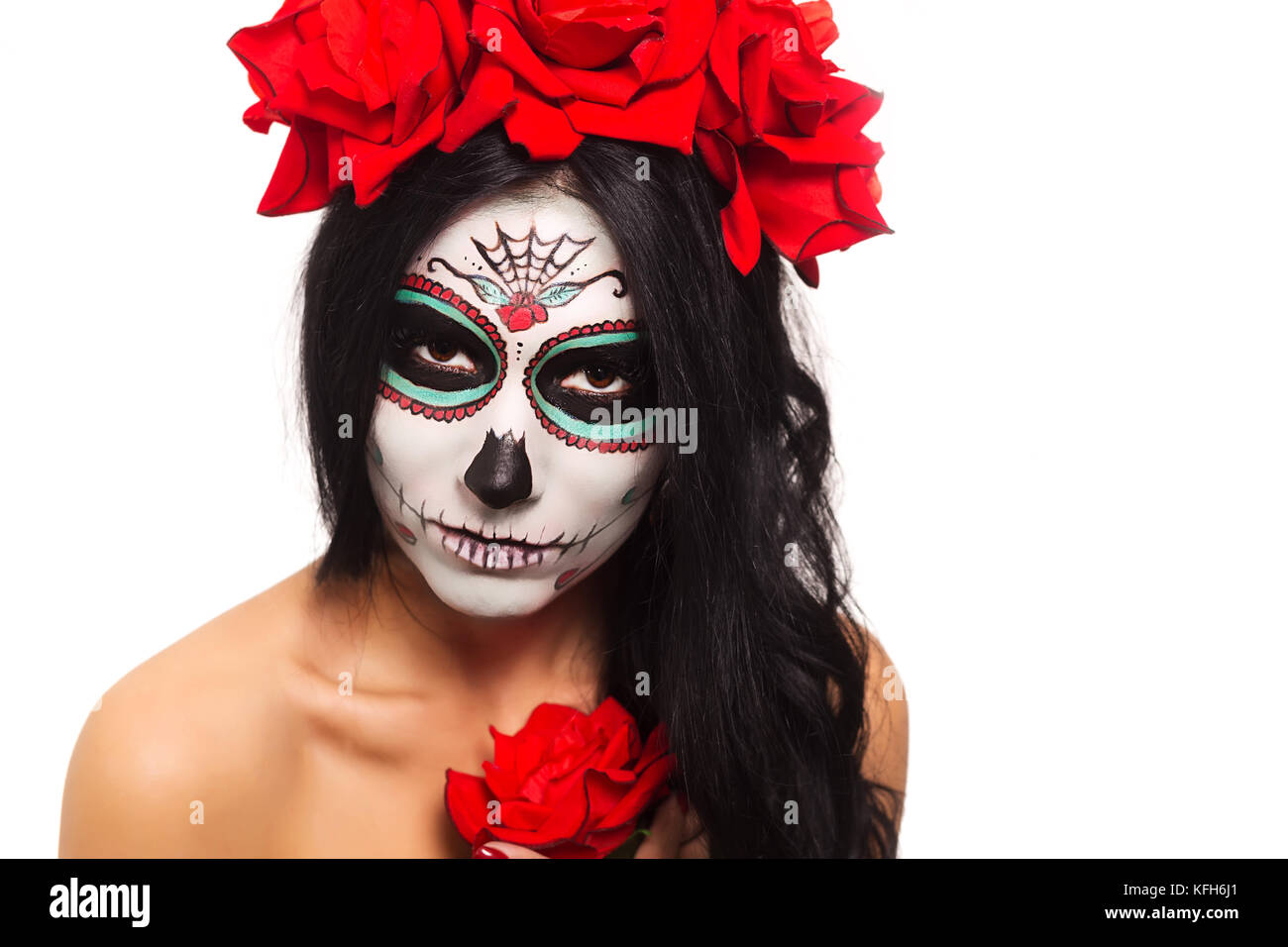 Le Jour des morts. halloween. jeune femme dans le Jour des morts crâne Masque visage art et rose. isolé sur blanc. libre. Banque D'Images