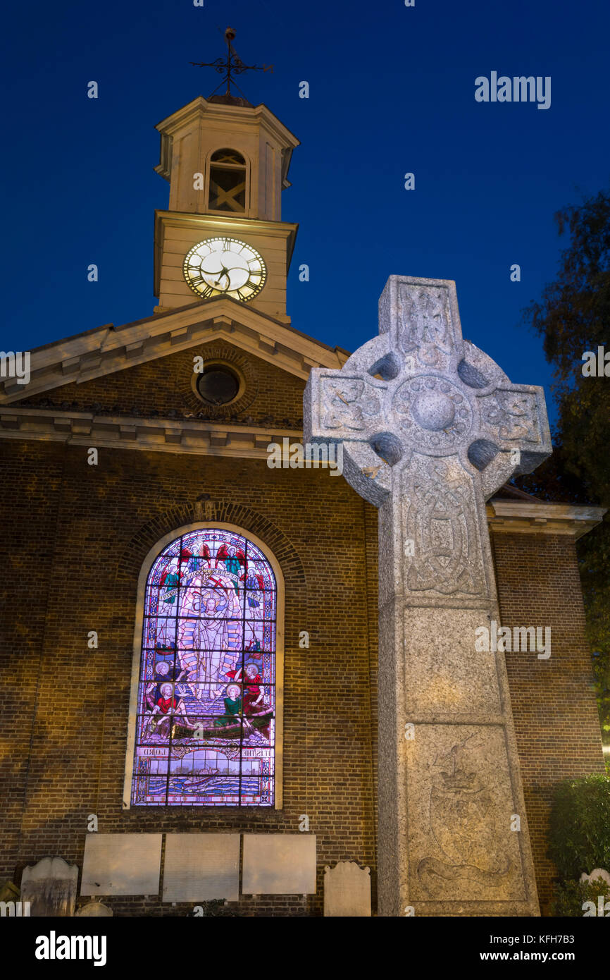 St George's Deal avec croix celtique de l'église vitrail et illuminés la nuit, Deal, Kent, Angleterre, Royaume-Uni, Europe Banque D'Images