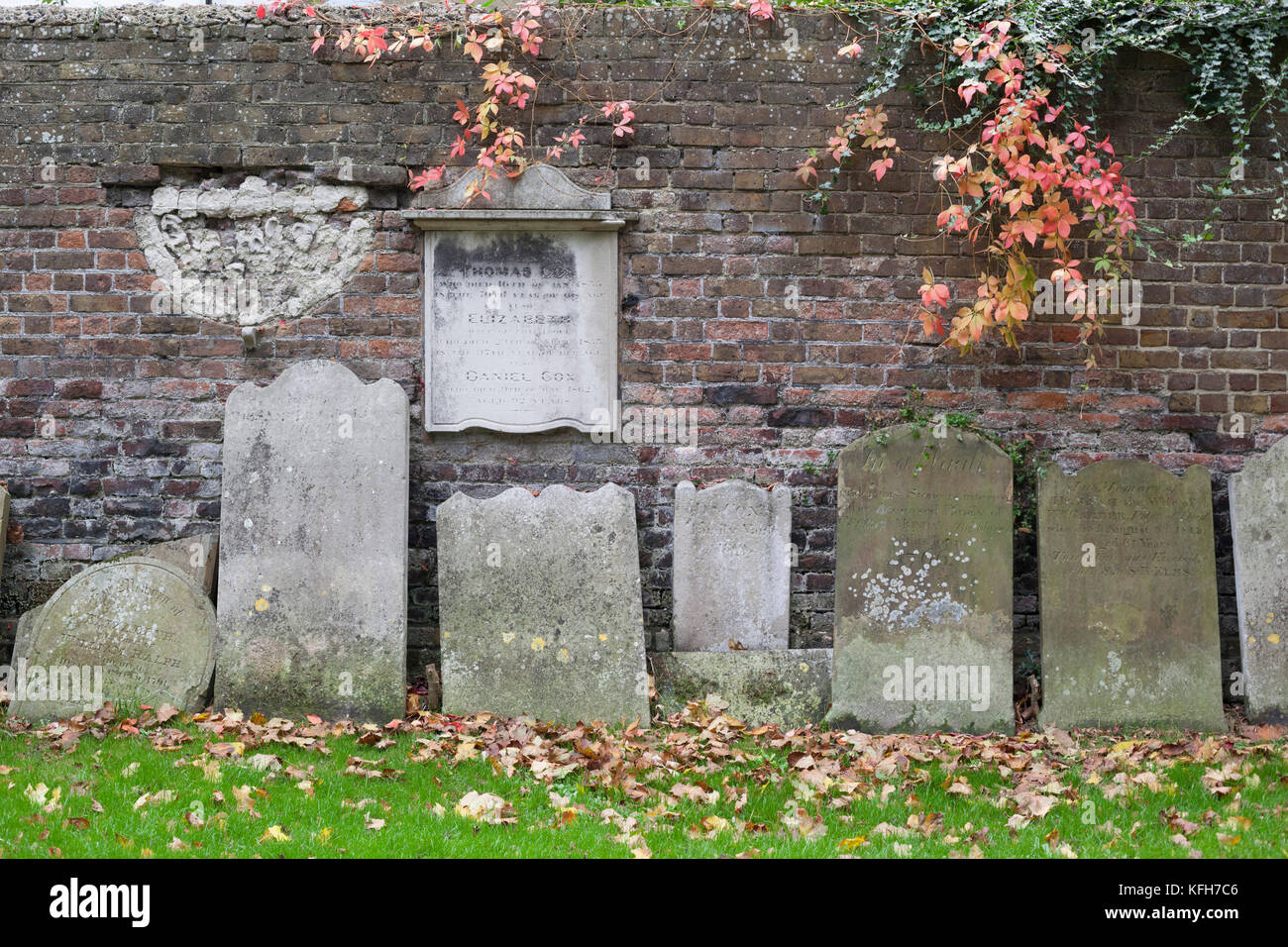 Pierres tombales empilées autour du bord du parc derrière l'église St George's Deal en automne, Deal, Kent, Angleterre, Royaume-Uni, Europe Banque D'Images