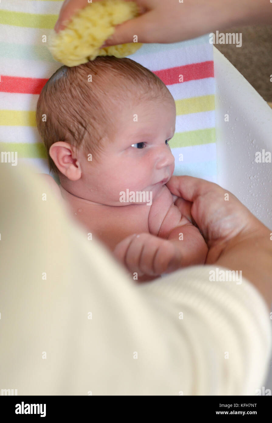 Bebe Nouveau Ne Ayant Son Premier Bain Parution Du Modele Photo Stock Alamy