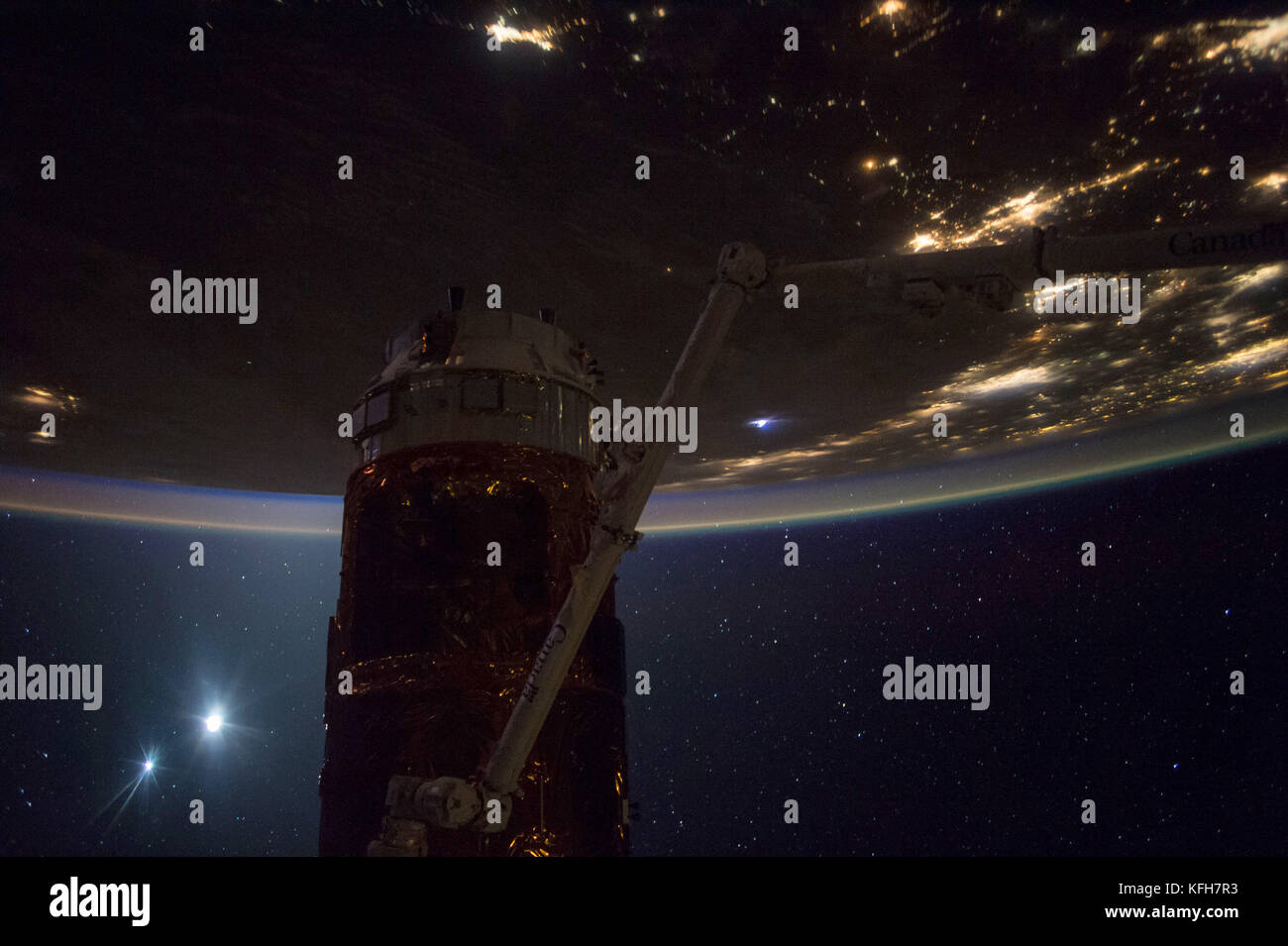 Nuit L'observation de la Terre depuis la Station spatiale internationale. Version optimisée et améliorée d'un original de l'image de la NASA. Credit : NASA Banque D'Images