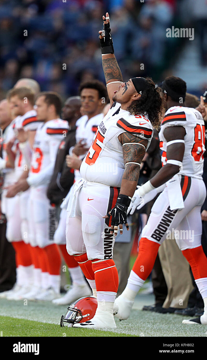 Danny Shelton de Cleveland Browns après l'hymne national lors du match de la série internationale NFL à Twickenham, Londres. Banque D'Images