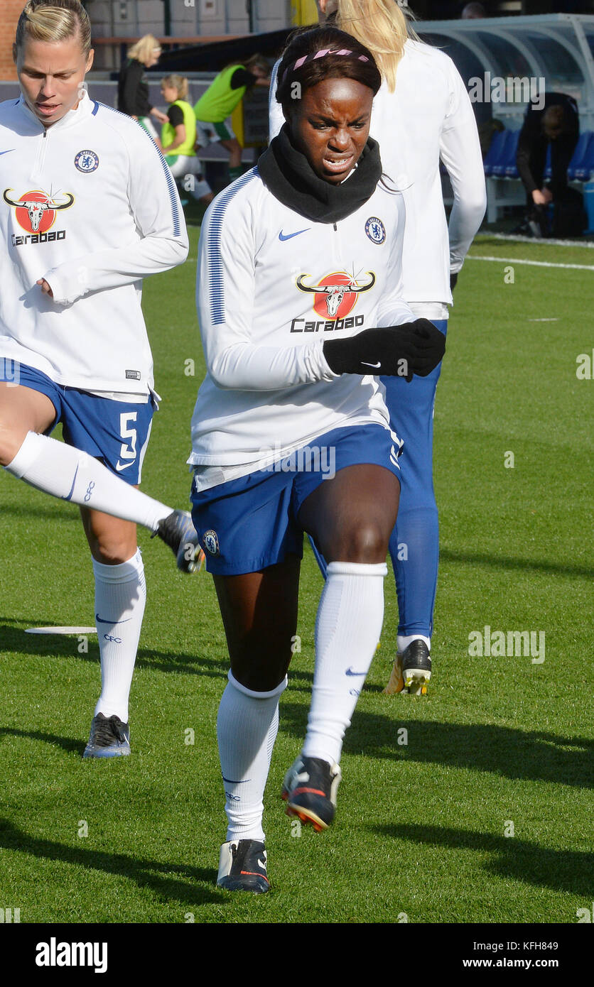 Chelsea Ladiess' Eniola Aluko se réchauffe avant le match de Super League féminin au stade Kingsmeadow, Londres. Banque D'Images