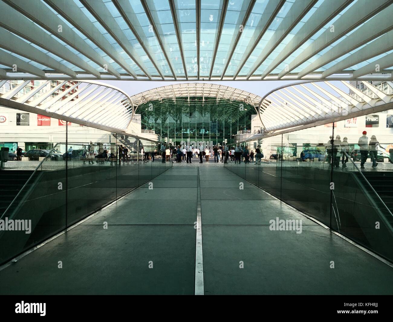 Centre commercial Vasco da Gama sous le toit de la station de métro Oriente à Lisbonne, Portugal Banque D'Images
