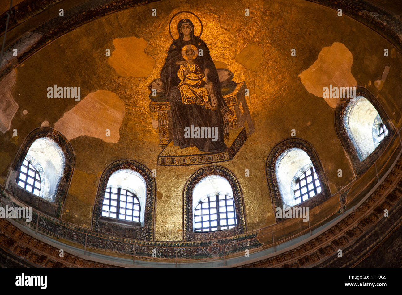 L'abside mosaïque dans la basilique SainteSophie montre la Vierge