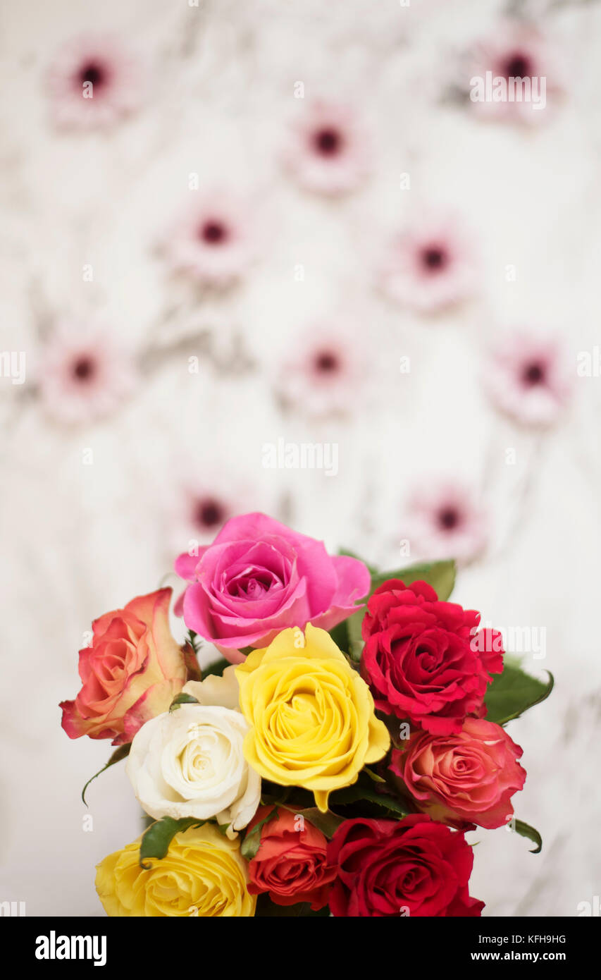 De magnifiques fleurs fraîches sur la table en marbre clair, top view bouquet de roses colorées. Banque D'Images