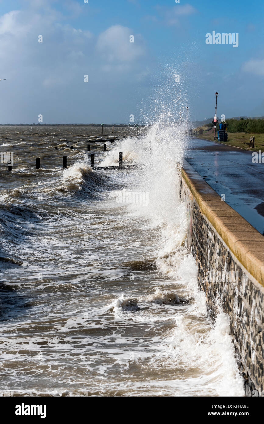 Brian Storm Chalkwell, Southend on Sea, Essex. Le fracas des vagues sur la promenade. Banque D'Images