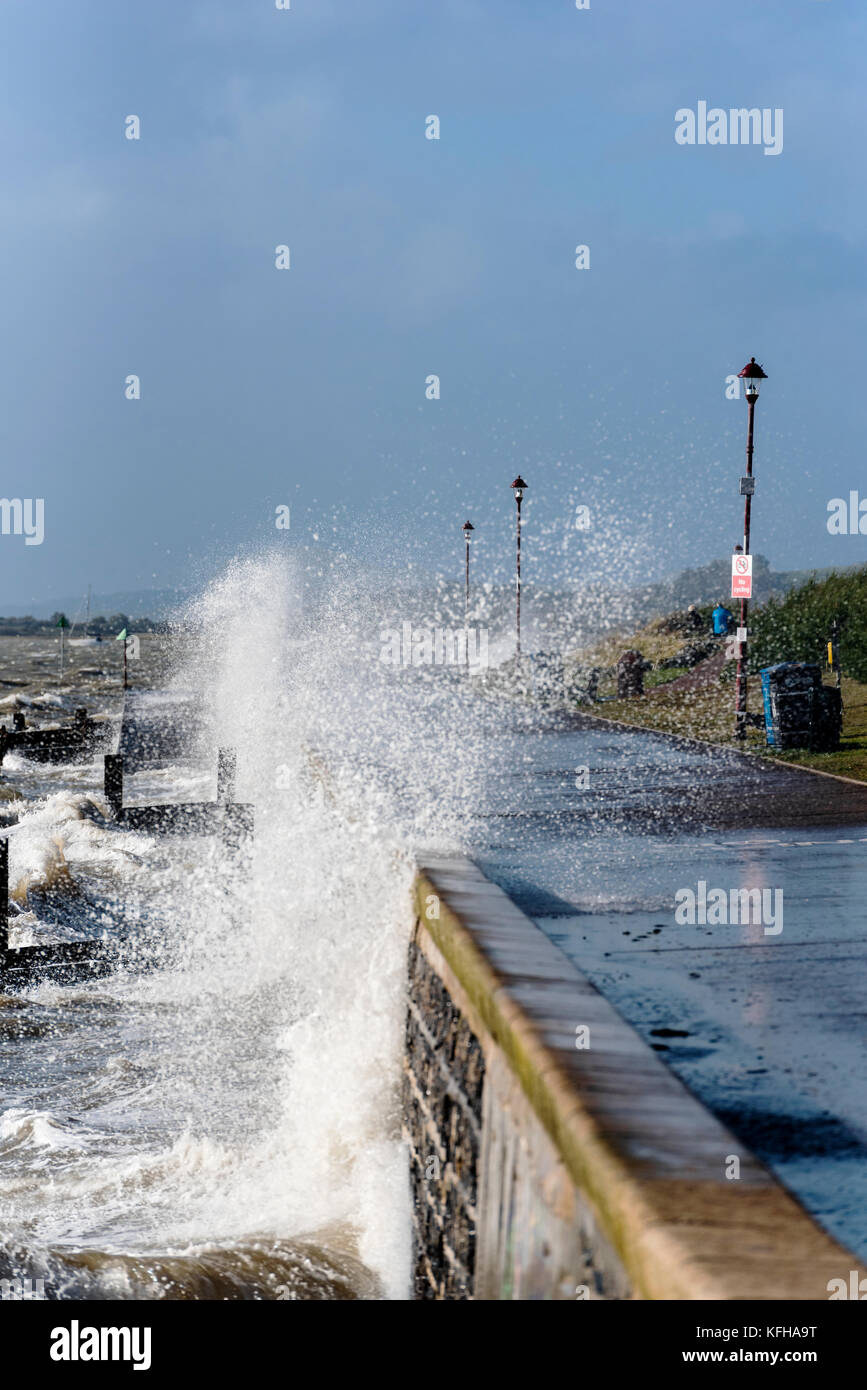 Brian Storm Chalkwell, Southend on Sea, Essex. Le fracas des vagues sur la promenade. Banque D'Images