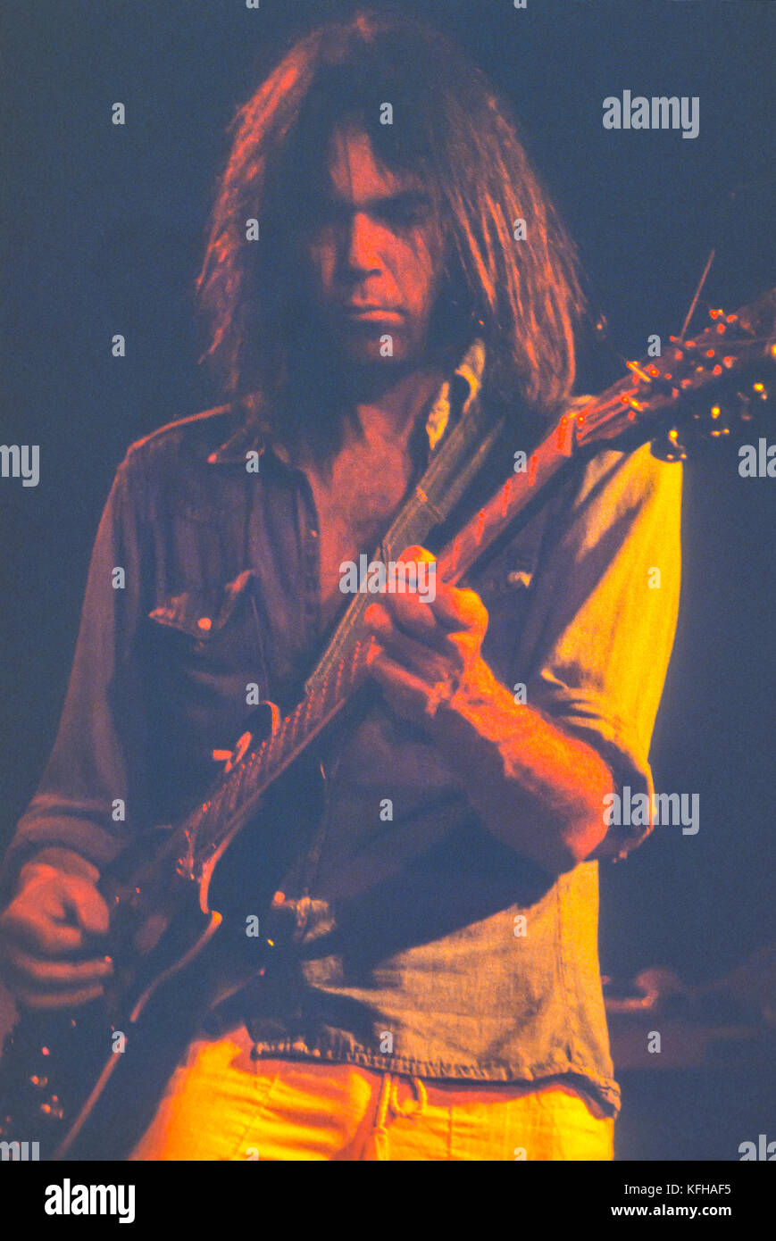 Santa cruz, Californie, USA - musicien Neil Young joue avec les canards, au catalyseur de nuit. août 1977 Banque D'Images