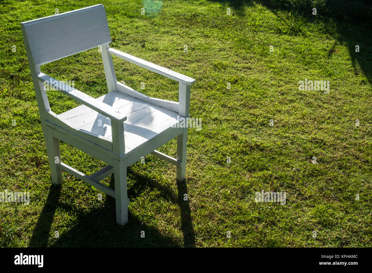 Chaise en bois blanc, dans l'après-midi pelouse. Banque D'Images