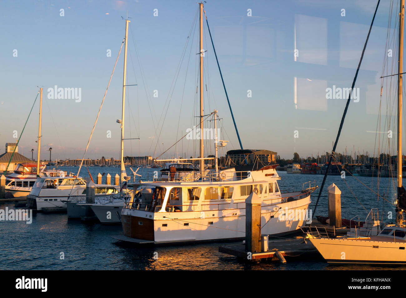 Vue du coucher de soleil à partir d'une table à Kincaid's Restaurant, Jack London Square, Oakland, California, United States Banque D'Images