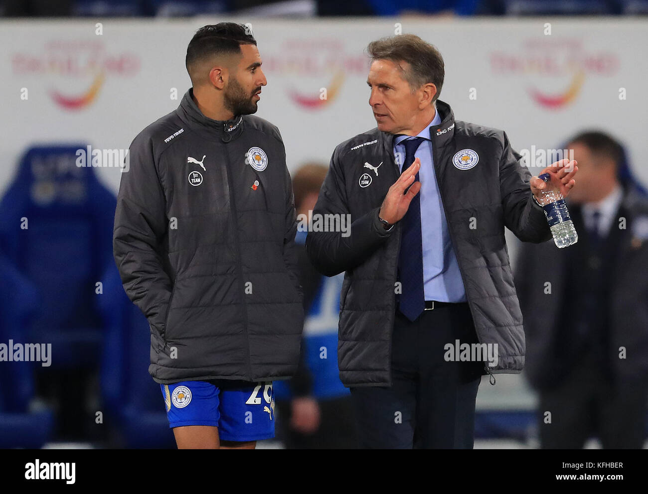 Claude Puel, le nouveau directeur de Leicester City, et Riyad Mahrez après le match de la Premier League au King Power Stadium de Leicester. Banque D'Images