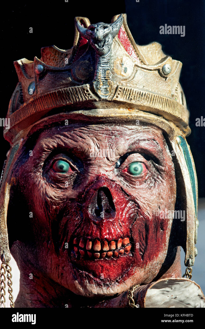 Reine de la tête des zombies dans une vitrine pour l'halloween dans la zone commerçante de north laine de Brighton, Angleterre. Banque D'Images