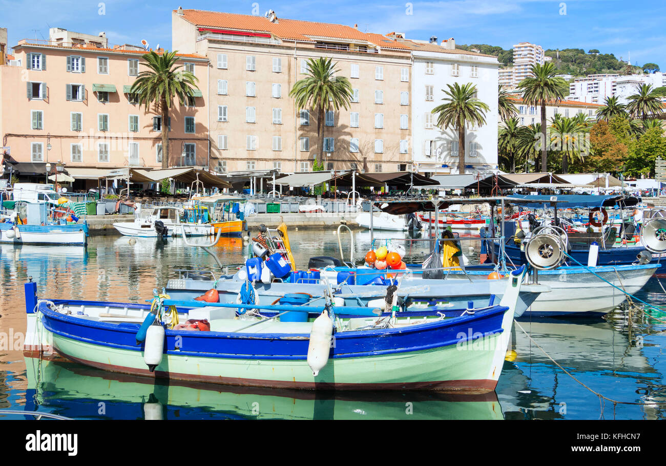 Le bateau de pêche coloré dans le port d'Ajaccio, île Corse. Banque D'Images