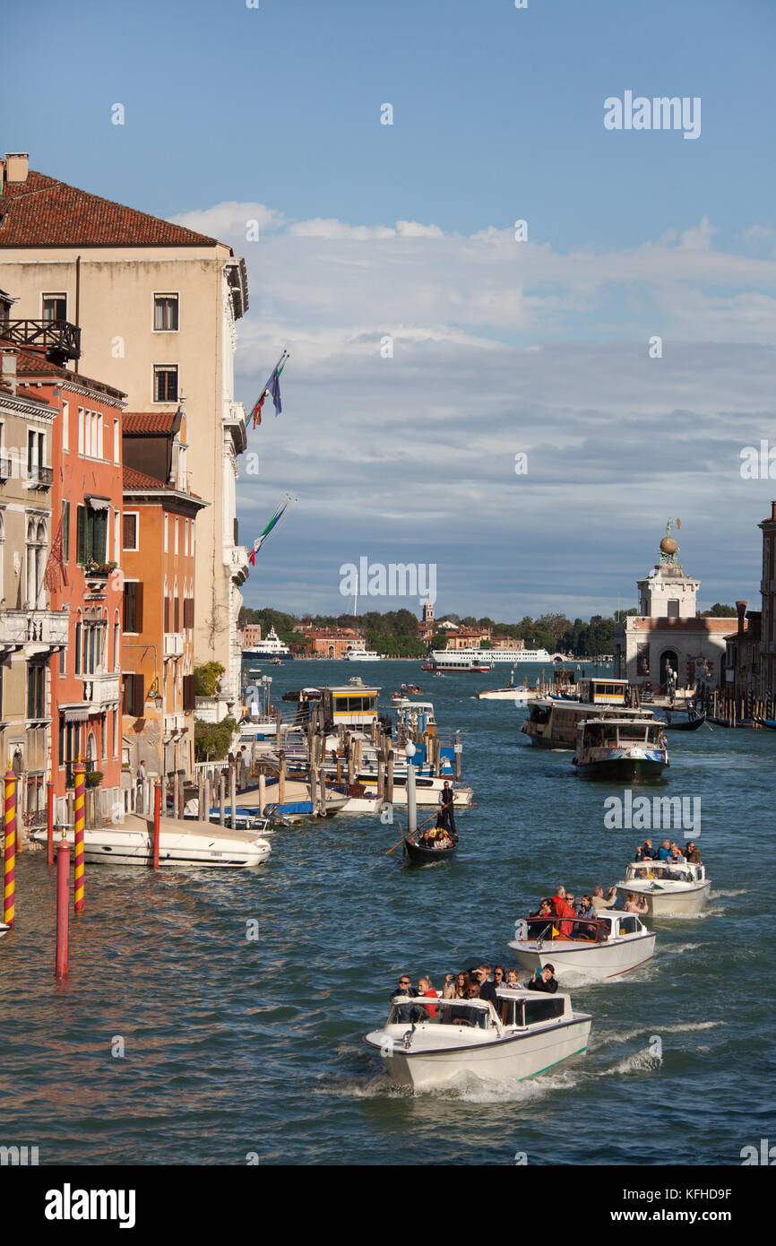 Ville de Venise en Italie. vue pittoresque sur le grand canal de Venise, vue à l'est de la ponte dell'Accademia Bridge. Banque D'Images