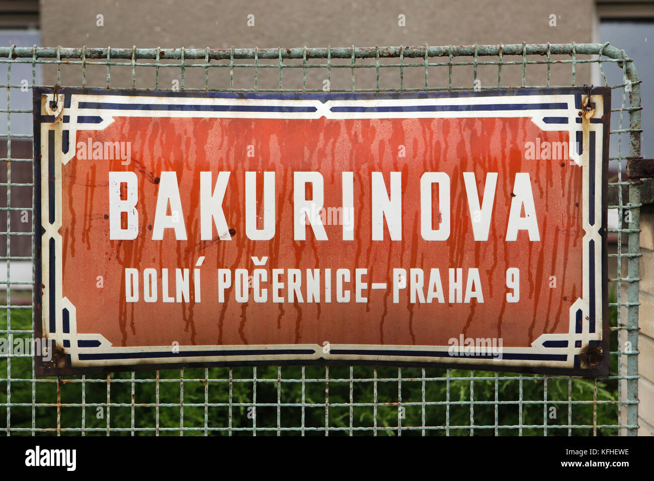 Bakurinova dans la rue Faubourg Dolní Počernice à Prague, République tchèque. La rue a été nommée d'après l'Armée Rouge Soldat Ivan Bakurin qui sont morts pendant la libération de Prague le 10 mai 1945 et fut enterré dans le cimetière voisin. La rue porte son nom depuis 1974. En fait, Ivan Bakurin n'a jamais existé, et officier de l'armée soviétique Vasily Polosin est enterré dans sa tombe. Le sergent Vassily Ivanovitch Polosin est né en 1908 et a servi dans l'Armée rouge pendant la Seconde Guerre mondiale. Il a été écrasé par un char soviétique le 10 mai 1945 à Dolní Počernice. Banque D'Images