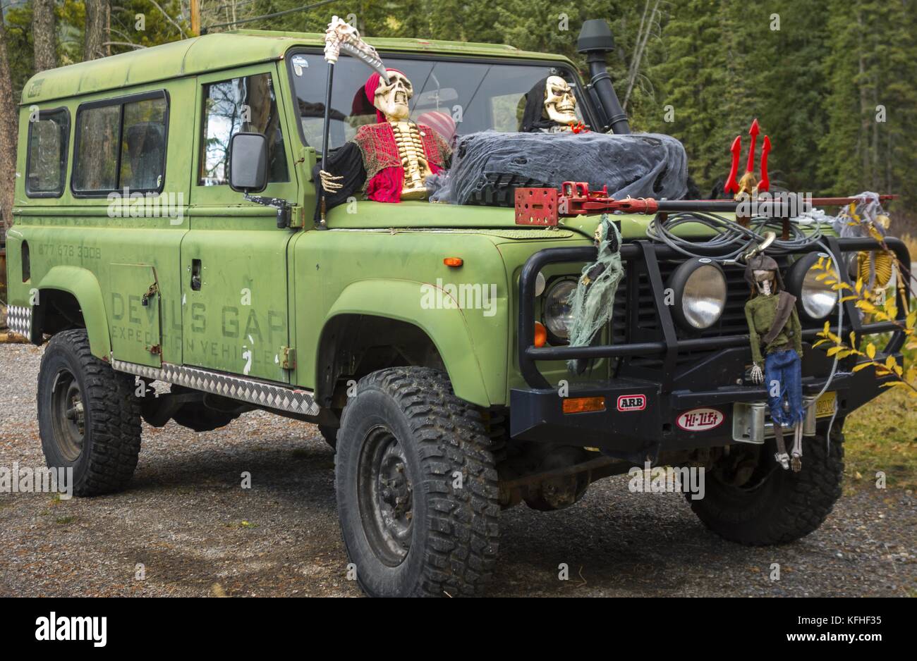Véhicule utilitaire sport récréatif en stationnement véhicule multisegment Jeep camion avec tableau de bord Skeleton original Décoration Halloween Banque D'Images