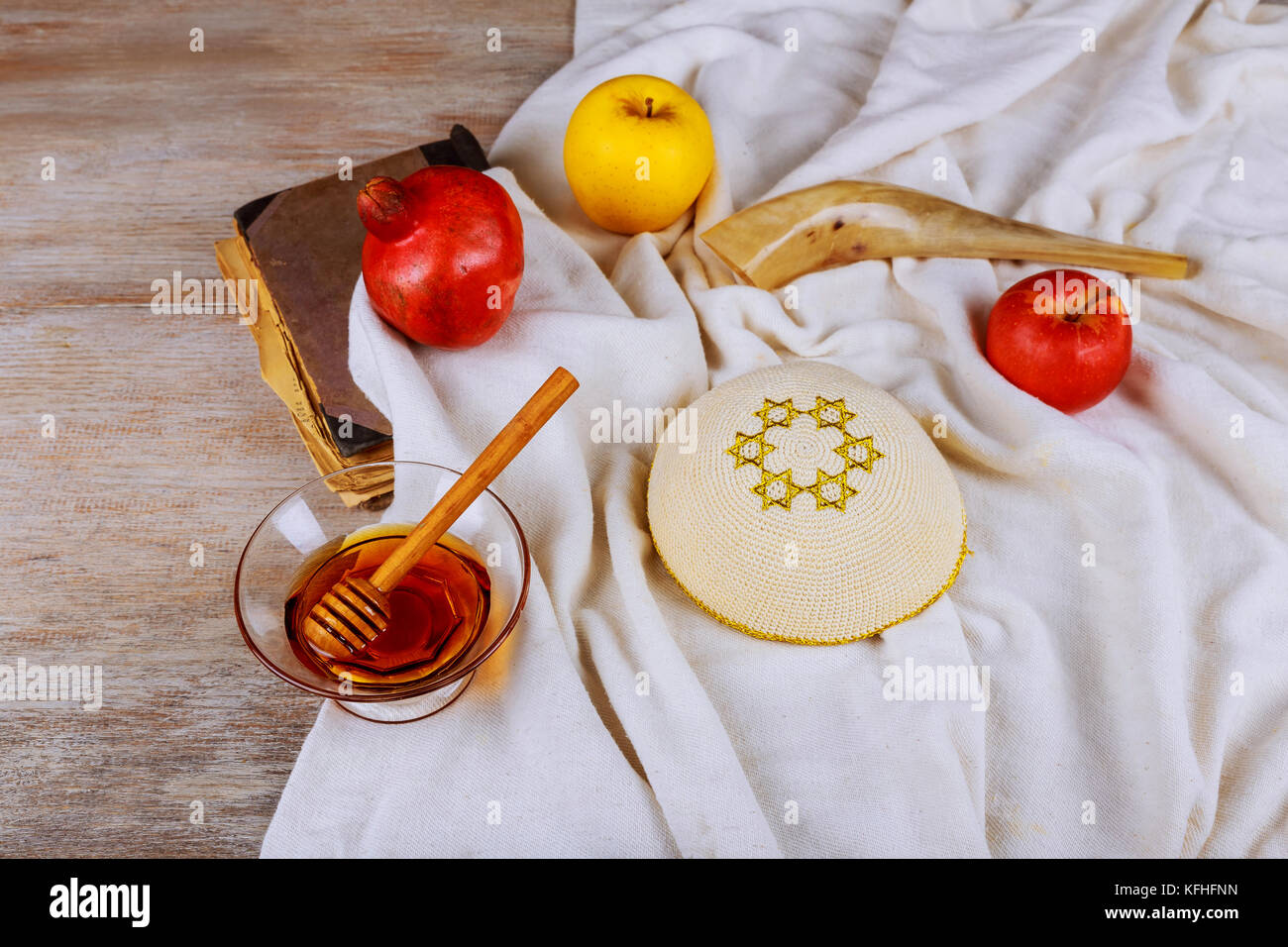 Le miel, la pomme et la grenade. Des plats traditionnels pour le nouvel an juif, Rosh Hashanah. Vue de dessus Banque D'Images