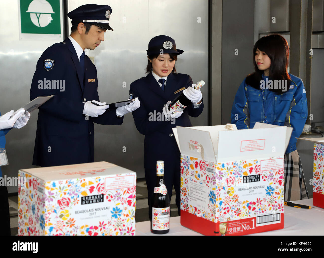 Tokyo, Japon. 28 octobre 2017. Les douaniers japonais vérifient une bouteille de vin Beaujolais Nouveau millésime 2017 peu après son arrivée à l'aéroport Haneda de Tokyo le samedi 28 octobre 2017. La première cargaison de 2 600 bouteilles est arrivée de Paris pour le 16 novembre lorsque l’embargo sur le vin sera levé. Crédit : Yoshio Tsunoda/AFLO/Alamy Live News Banque D'Images