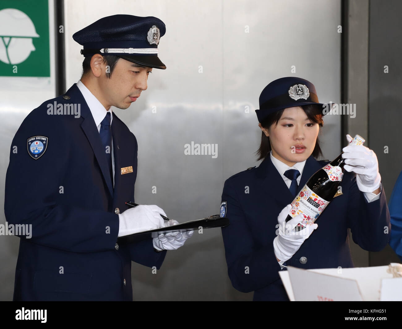 Tokyo, Japon. 28 octobre 2017. Les douaniers japonais vérifient une bouteille de vin Beaujolais Nouveau millésime 2017 peu après son arrivée à l'aéroport Haneda de Tokyo le samedi 28 octobre 2017. La première cargaison de 2 600 bouteilles est arrivée de Paris pour le 16 novembre lorsque l’embargo sur le vin sera levé. Crédit : Yoshio Tsunoda/AFLO/Alamy Live News Banque D'Images