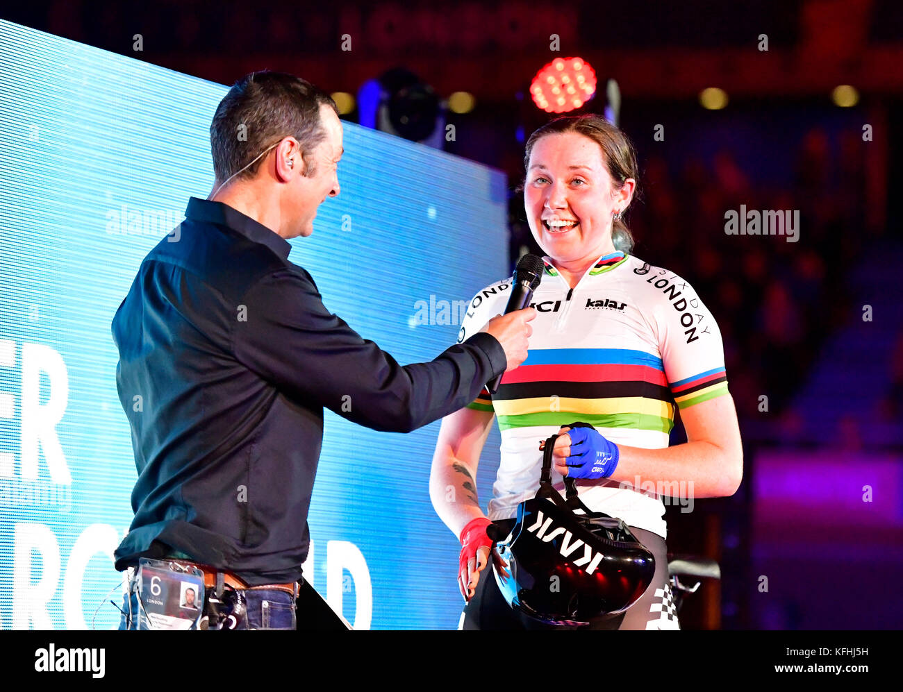 Londres, Royaume-Uni. 28 Oct, 2017. Rebecca Raybould (GBR) lors de la présentation après avoir remporté le prix d'élimination des femmes (UCI Course Omnium) pendant six jours pour Londres - jour 5 tenue le samedi 28 octobre 2017, à Londres en Angleterre. Credit : Taka Wu/Alamy Live News Banque D'Images