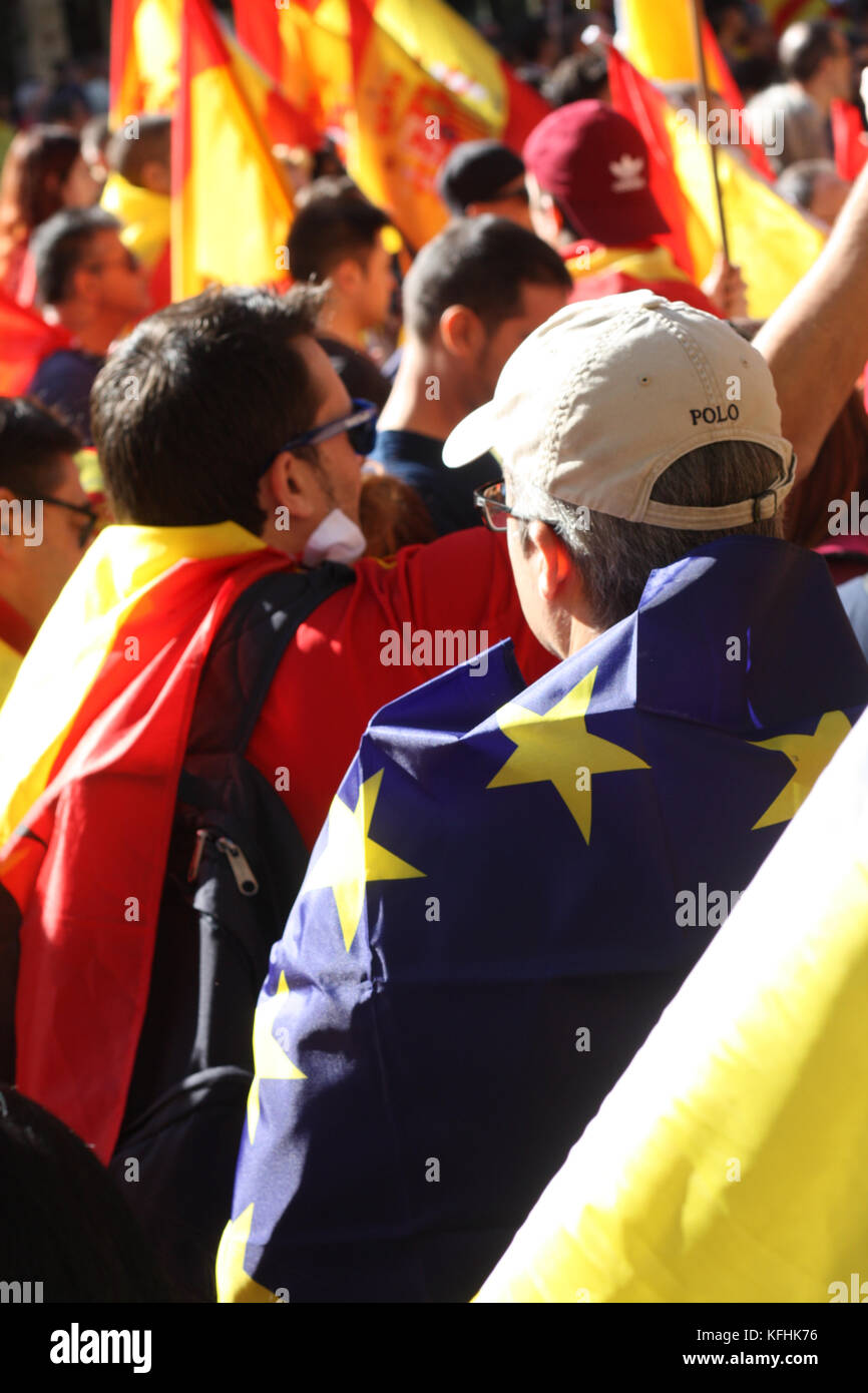 Barcelone, Espagne. 29 oct, 2017. homme drapé dans un drapeau de l'Union européenne à l'indépendance de la catalogne contre de protestation. crédit : ern malley/Alamy live news Banque D'Images