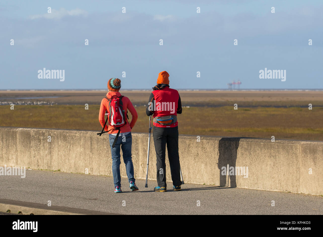 Southport, Merseyside. 29 Oct, 2017. Météo britannique. Jour venteux froid à la côte avec des vents qui redescend à partir du nord. Ensoleillé sec au début de la journée mais s'attendait à son tour beaucoup plus froide. Crédit. MediaWorldImages/Alamy Live News Banque D'Images