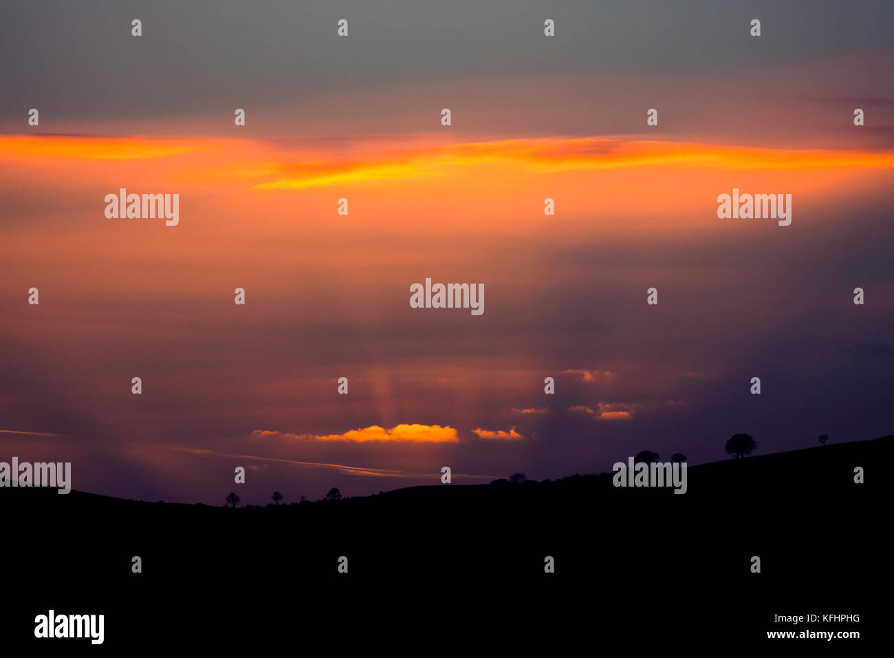 Flintshire, au nord du Pays de Galles, alors que le soleil se couche sur la plage de clwydian hills avec anti rayons crépusculaires visible sur le soleil descend sur la plage en laissant un beau paysage pour finir la journée, moel-y-parc, flintshire Banque D'Images