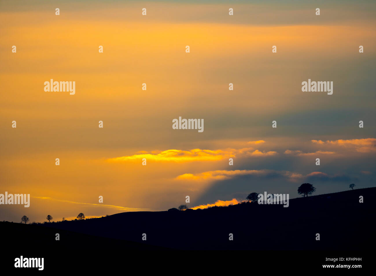 Flintshire, au nord du Pays de Galles, alors que le soleil se couche sur la plage de clwydian hills avec anti rayons crépusculaires visible sur le soleil descend sur la plage en laissant un beau paysage pour finir la journée, moel-y-parc, flintshire Banque D'Images