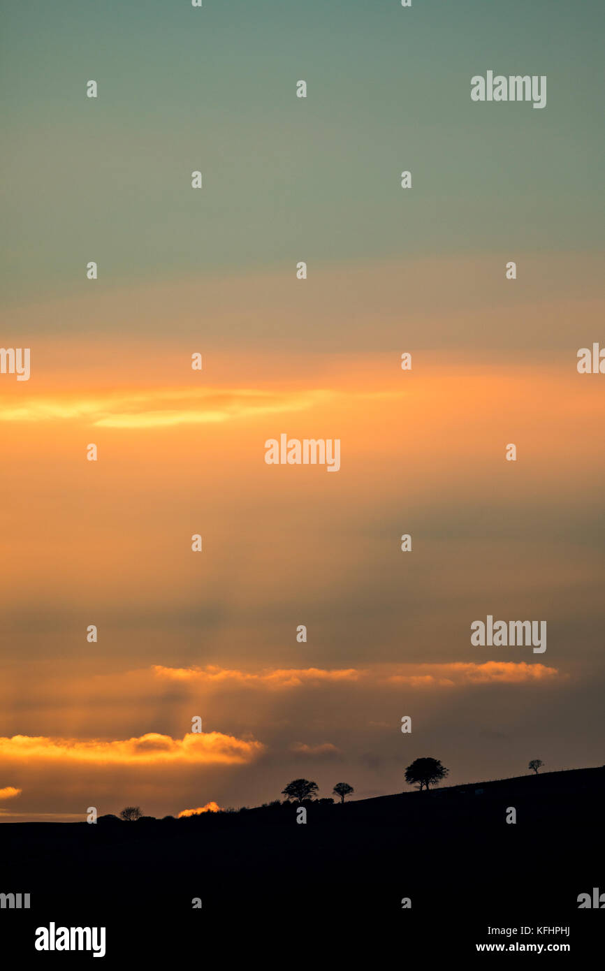 Flintshire, au nord du Pays de Galles, alors que le soleil se couche sur la plage de clwydian hills avec anti rayons crépusculaires visible sur le soleil descend sur la plage en laissant un beau paysage pour finir la journée, moel-y-parc, flintshire Banque D'Images