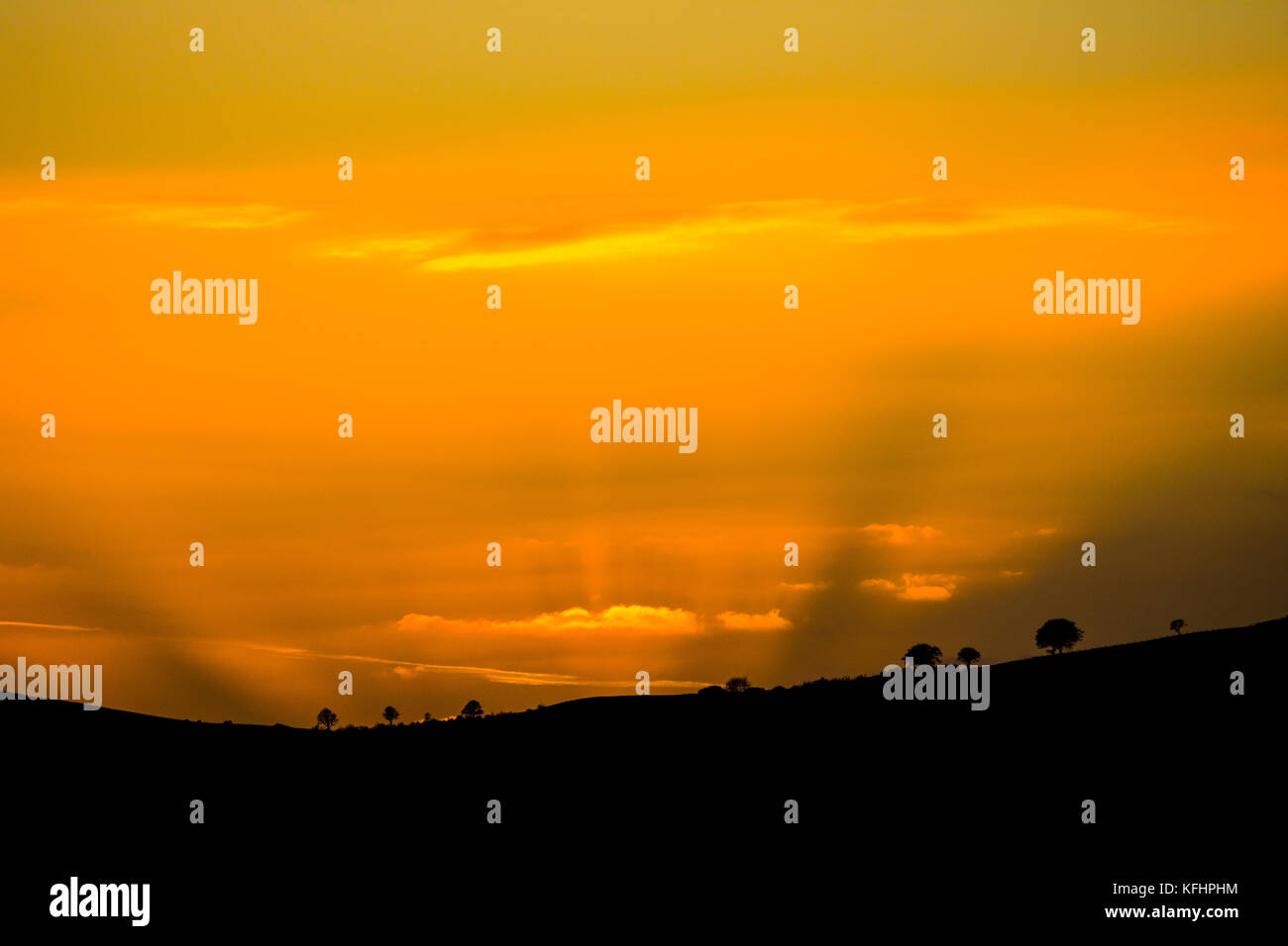 Flintshire, au nord du Pays de Galles, alors que le soleil se couche sur la plage de clwydian hills avec anti rayons crépusculaires visible sur le soleil descend sur la plage en laissant un beau paysage pour finir la journée, moel-y-parc, flintshire Banque D'Images