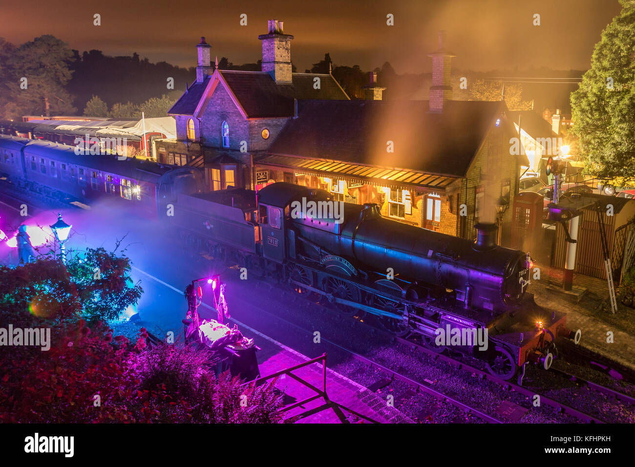 Une attraction touristique populaire de Shropshire, le Severn Valley Railway offre des offres spéciales saisonnières pour halloween. Un train fantôme transporté à la vapeur arrive à la gare d'Arley après un voyage au feu le long du chemin de fer de Severn Valley. Pour les fêtards de trois nuits, profitez de la circulation de vapeur dans l'obscurité en passant par les stations habillées d'halloween sur le chemin de la gare d'Arley, près de Bewdley, où l'éclairage spécial, la fumée et les acteurs ont créé l'expérience de la station hantée. Conserve Manor classe 4-6-0 machine à vapeur 7812, Erlestoke Manor est vu au départ d'Arley pour le voyage de retour à Kidderminster. Banque D'Images