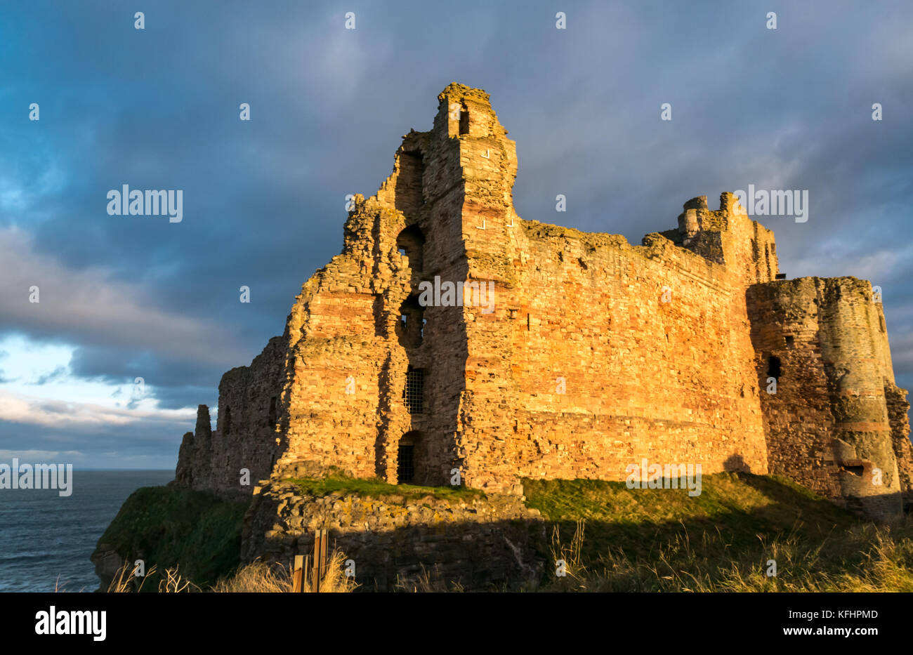 East Lothian, Écosse, Royaume-Uni. Journée froide et ensoleillée avec lumière chaude de crépuscule d'automne sur le mur-rideau du XIVe siècle ruiné Château de Tantallon sur une falaise dans le Firth of Forth Banque D'Images