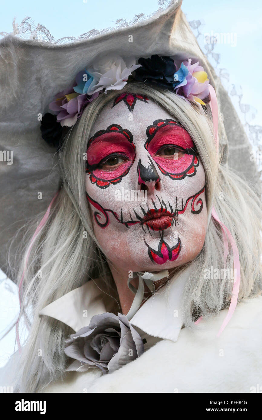 À la fin de trois jours de célébrations de Robert Burns' poème 'TAM O'Shanter' (Tamfest) il y avait une processsion dans les rues d'Ayr (ville natale de Burns) dans l'esprit de Dia de los Muertos, la Fête des Morts célébrée au Mexique. C'est présenté comme l'ultime festival d'Halloween où de nombreuses personnes, y compris les enfants et les bikers, Zombie dress up, mettre sur le maquillage et inscrivez-vous à la fête. Banque D'Images