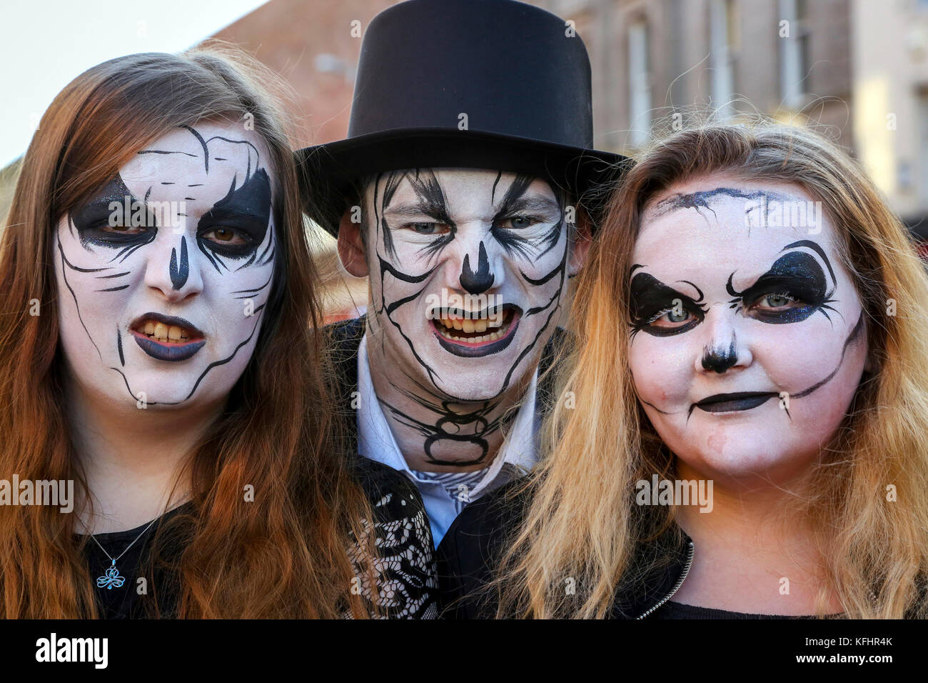 À la fin de trois jours de célébrations de Robert Burns' poème 'TAM O'Shanter' (Tamfest) il y avait une processsion dans les rues d'Ayr (ville natale de Burns) dans l'esprit de Dia de los Muertos, la Fête des Morts célébrée au Mexique. C'est présenté comme l'ultime festival d'Halloween où de nombreuses personnes, y compris les enfants et les bikers, Zombie dress up, mettre sur le maquillage et inscrivez-vous à la fête. Photo de HOLLY WATSON (16), à partir d'Newmilns, TROY CLARK (15) de Prestwick, et Katie McCABE (16) de Kilmarnock. Banque D'Images
