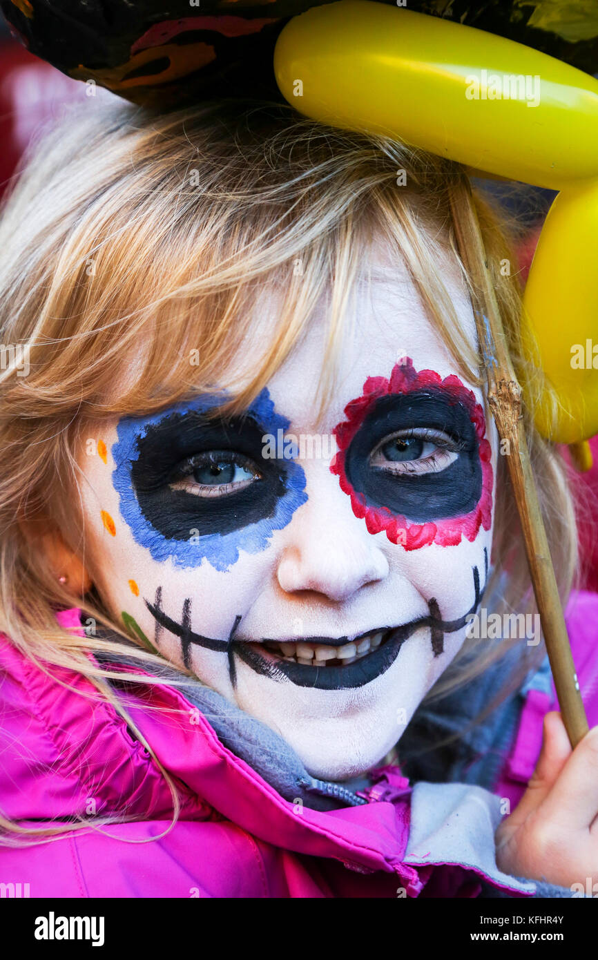 À la fin de trois jours de célébrations de Robert Burns' poème 'TAM O'Shanter' (Tamfest) il y avait une processsion dans les rues d'Ayr (ville natale de Burns) dans l'esprit de Dia de los Muertos, la Fête des Morts célébrée au Mexique. C'est présenté comme l'ultime festival d'Halloween où de nombreuses personnes, y compris les enfants et les bikers, Zombie dress up, mettre sur le maquillage et inscrivez-vous à la fête.Photo est de ROSIE DONALD, âgés de 6, à partir d'Ayr Banque D'Images