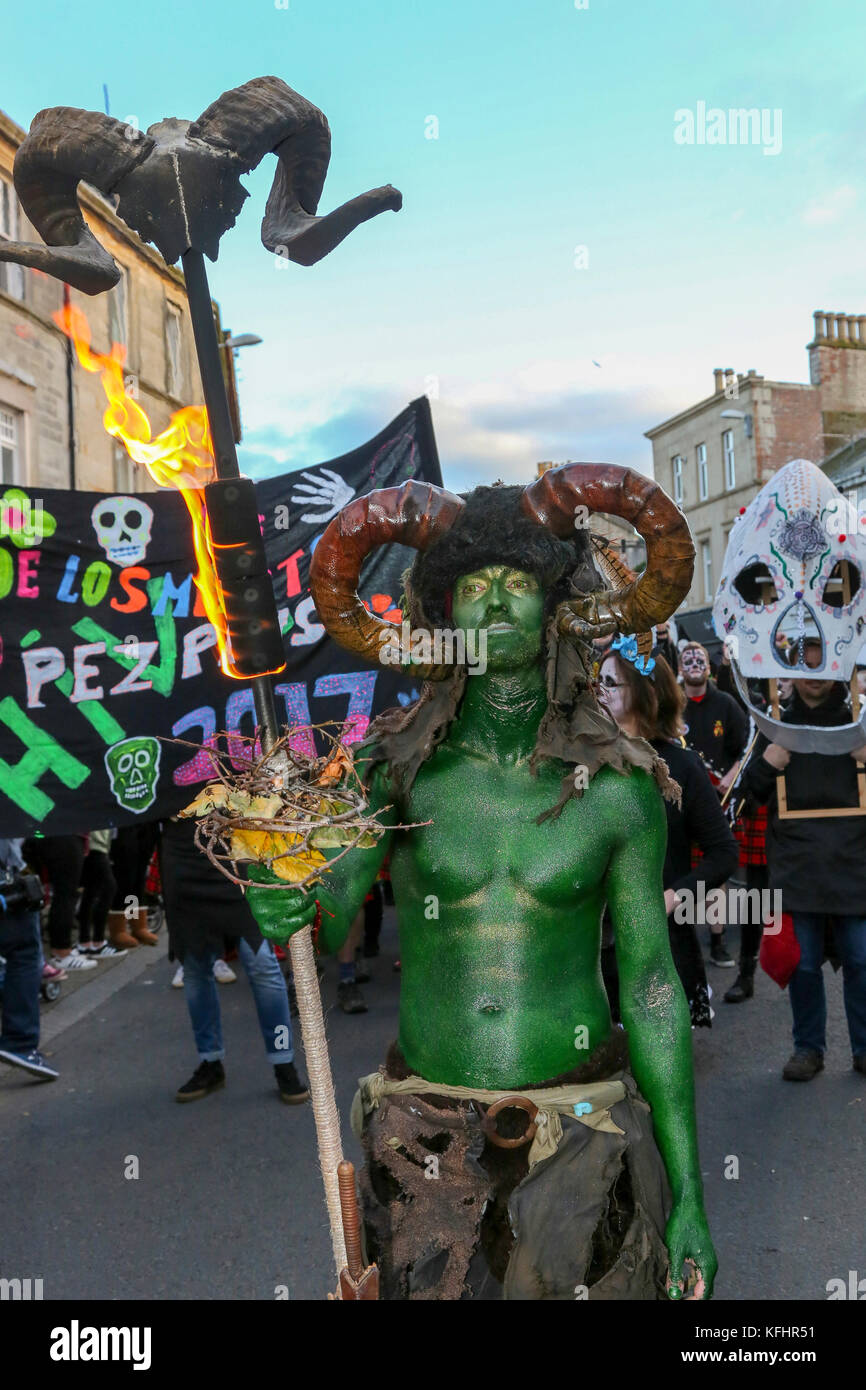 À la fin de trois jours de célébrations de Robert Burns' poème 'TAM O'Shanter' (Tamfest) il y avait une processsion dans les rues d'Ayr (ville natale de Burns) dans l'esprit de Dia de los Muertos, la Fête des Morts célébrée au Mexique. C'est présenté comme l'ultime festival d'Halloween où de nombreuses personnes, y compris les enfants et les bikers, Zombie dress up, mettre sur le maquillage et inscrivez-vous à la fête. Banque D'Images