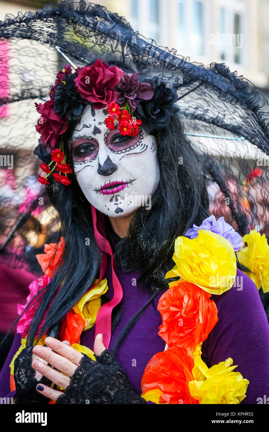 À la fin de trois jours de célébrations de Robert Burns' poème 'TAM O'Shanter' (Tamfest) il y avait une processsion dans les rues d'Ayr (ville natale de Burns) dans l'esprit de Dia de los Muertos, la Fête des Morts célébrée au Mexique. C'est présenté comme l'ultime festival d'Halloween où de nombreuses personnes, y compris les enfants et les bikers, Zombie dress up, mettre sur le maquillage et inscrivez-vous à la fête. Banque D'Images