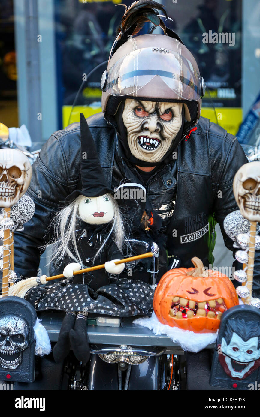 À la fin de trois jours de célébrations de Robert Burns' poème 'TAM O'Shanter' (Tamfest) il y avait une processsion dans les rues d'Ayr (ville natale de Burns) dans l'esprit de Dia de los Muertos, la Fête des Morts célébrée au Mexique. C'est présenté comme l'ultime festival d'Halloween où de nombreuses personnes, y compris les enfants et les bikers, Zombie dress up, mettre sur le maquillage et inscrivez-vous à la fête. Banque D'Images