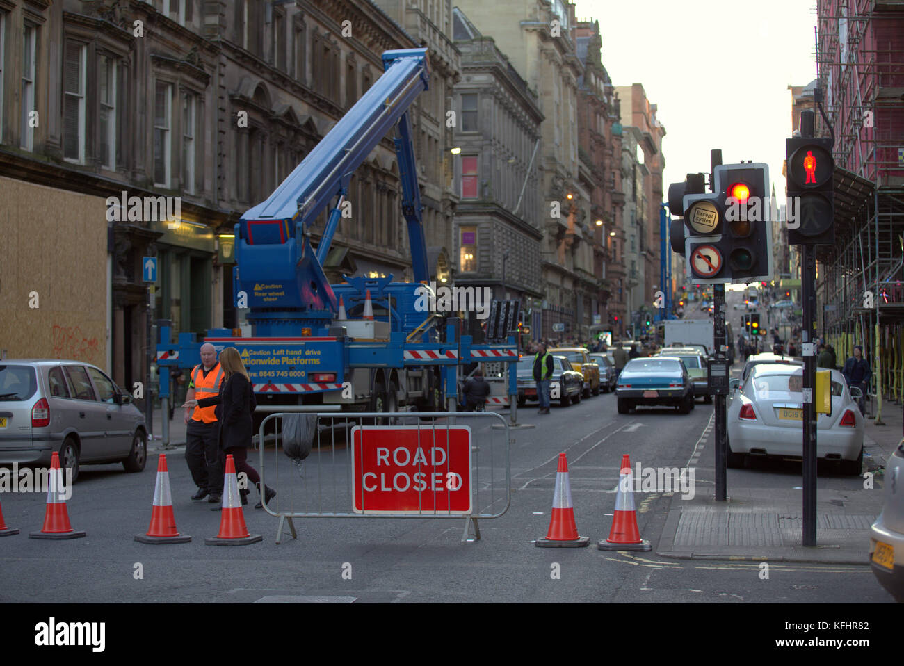 Glasgow, Écosse, Royaume-Uni. 29th octobre 2017. Le spectacle Sky Atlantic Melrose, la série en cinq parties basée sur les romans d'Edward St Aubyn a été perturbé aujourd'hui par quelques néds de glasgow alors qu'ils ont pris leur streetfight sur le set après avoir été photographiés à l'extérieur de la gare centrale à environ deux cents mètres. Les coureurs ont dû appeler le personnel de sécurité qui a escorté puis arrêté avant l'arrivée de la police qui a quitté plus tard dans la poursuite. Auparavant, les embouteillages causés par la fusillade provoquaient des sirènes et des commentaires des chauffeurs du Credit Gerard Ferry/Alamy News Banque D'Images