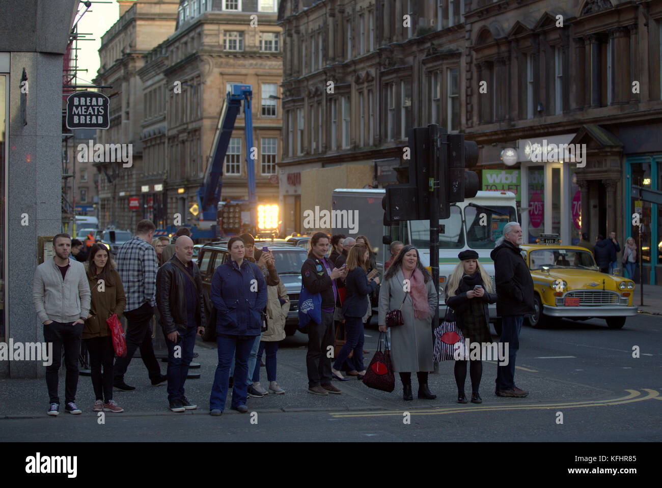 Glasgow, Écosse, Royaume-Uni. 29th octobre 2017. Le spectacle Sky Atlantic Melrose, la série en cinq parties basée sur les romans d'Edward St Aubyn a été perturbé aujourd'hui par quelques néds de glasgow alors qu'ils ont pris leur streetfight sur le set après avoir été photographiés à l'extérieur de la gare centrale à environ deux cents mètres. Les coureurs ont dû appeler le personnel de sécurité qui a escorté puis arrêté avant l'arrivée de la police qui a quitté plus tard dans la poursuite. Auparavant, les embouteillages causés par la fusillade provoquaient des sirènes et des commentaires des chauffeurs du Credit Gerard Ferry/Alamy News Banque D'Images