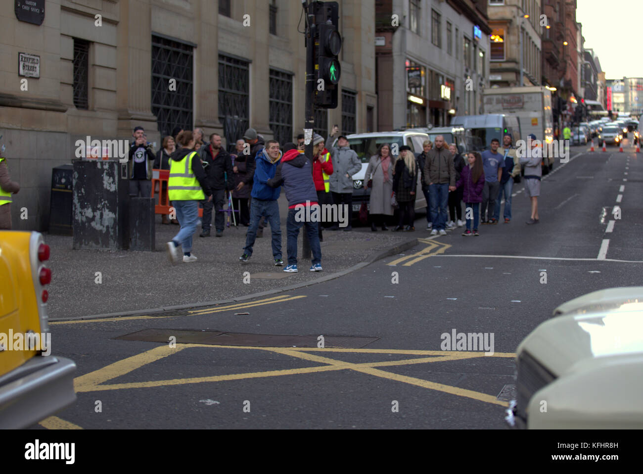 Glasgow, Écosse, Royaume-Uni. 29th octobre 2017. Le spectacle Sky Atlantic Melrose, la série en cinq parties basée sur les romans d'Edward St Aubyn a été perturbé aujourd'hui par quelques néds de glasgow alors qu'ils ont pris leur streetfight sur le set après avoir été photographiés à l'extérieur de la gare centrale à environ deux cents mètres. Les coureurs ont dû appeler le personnel de sécurité qui a escorté puis arrêté avant l'arrivée de la police qui a quitté plus tard dans la poursuite. Auparavant, les embouteillages causés par la fusillade provoquaient des sirènes et des commentaires des chauffeurs du Credit Gerard Ferry/Alamy News Banque D'Images