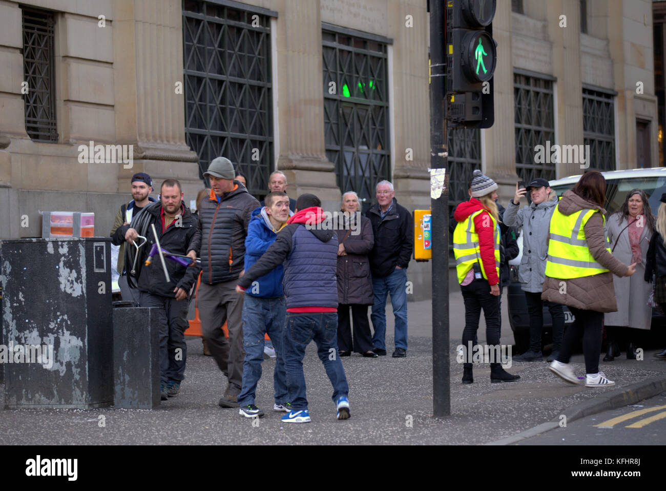 Glasgow, Écosse, Royaume-Uni. 29th octobre 2017. Le spectacle Sky Atlantic Melrose, la série en cinq parties basée sur les romans d'Edward St Aubyn a été perturbé aujourd'hui par quelques néds de glasgow alors qu'ils ont pris leur streetfight sur le set après avoir été photographiés à l'extérieur de la gare centrale à environ deux cents mètres. Les coureurs ont dû appeler le personnel de sécurité qui a escorté puis arrêté avant l'arrivée de la police qui a quitté plus tard dans la poursuite. Auparavant, les embouteillages causés par la fusillade provoquaient des sirènes et des commentaires des chauffeurs du Credit Gerard Ferry/Alamy News Banque D'Images
