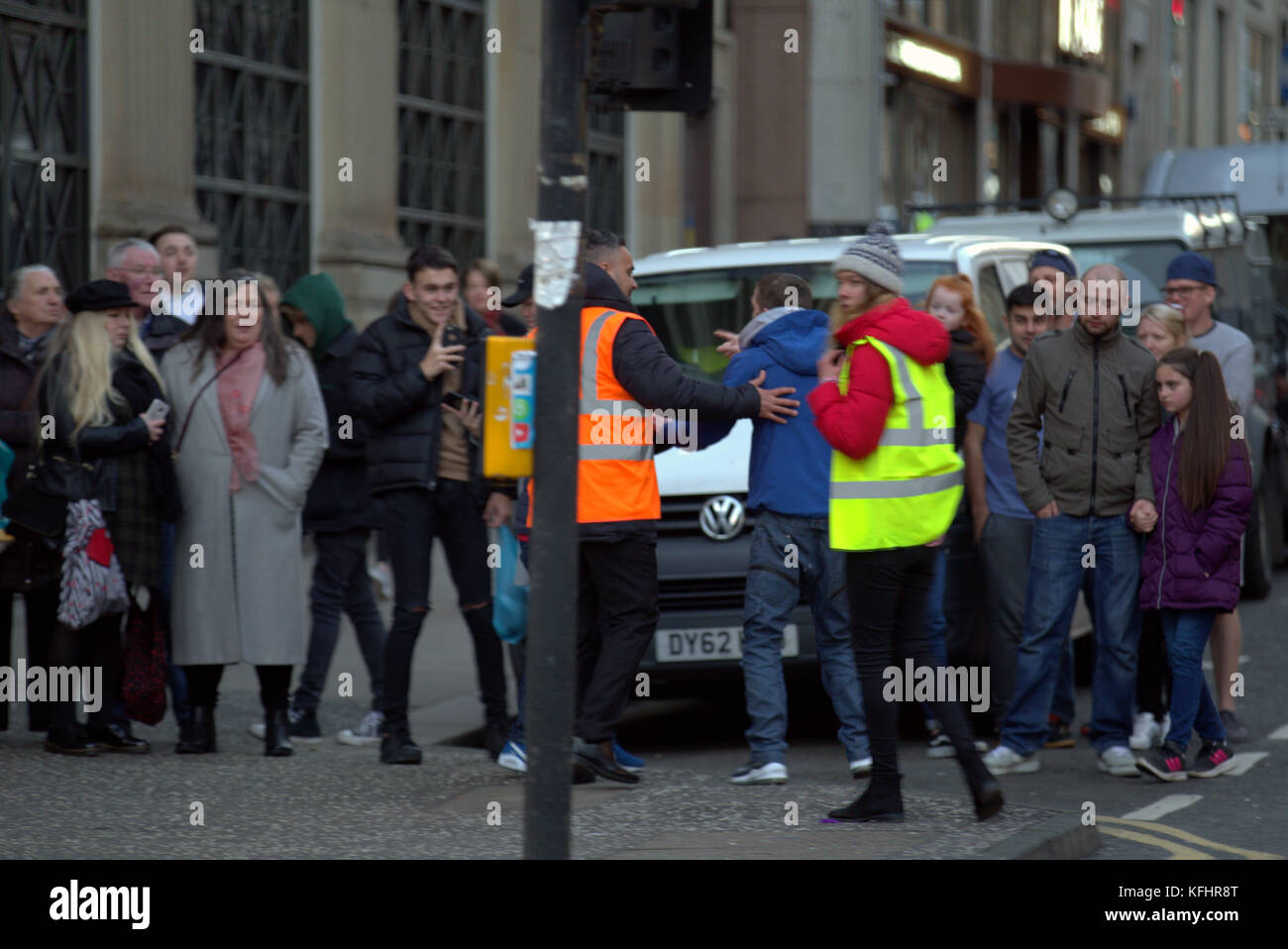Glasgow, Écosse, Royaume-Uni. 29th octobre 2017. Le spectacle Sky Atlantic Melrose, la série en cinq parties basée sur les romans d'Edward St Aubyn a été perturbé aujourd'hui par quelques néds de glasgow alors qu'ils ont pris leur streetfight sur le set après avoir été photographiés à l'extérieur de la gare centrale à environ deux cents mètres. Les coureurs ont dû appeler le personnel de sécurité qui a escorté puis arrêté avant l'arrivée de la police qui a quitté plus tard dans la poursuite. Auparavant, les embouteillages causés par la fusillade provoquaient des sirènes et des commentaires des chauffeurs du Credit Gerard Ferry/Alamy News Banque D'Images