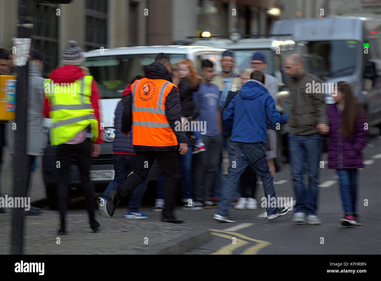 Glasgow, Écosse, Royaume-Uni. 29th octobre 2017. Le spectacle Sky Atlantic Melrose, la série en cinq parties basée sur les romans d'Edward St Aubyn a été perturbé aujourd'hui par quelques néds de glasgow alors qu'ils ont pris leur streetfight sur le set après avoir été photographiés à l'extérieur de la gare centrale à environ deux cents mètres. Les coureurs ont dû appeler le personnel de sécurité qui a escorté puis arrêté avant l'arrivée de la police qui a quitté plus tard dans la poursuite. Auparavant, les embouteillages causés par la fusillade provoquaient des sirènes et des commentaires des chauffeurs du Credit Gerard Ferry/Alamy News Banque D'Images