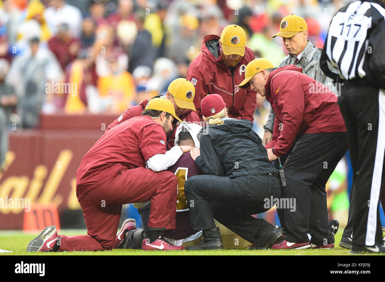 Landover, MD, USA. 29 Oct, 2017. Redskins de Washington à la main l'extrémité Niles Paul (84) est assisté par le personnel médical après avoir subi une commotion au cours de la division NFC se rencontreront entre les Cowboys de Dallas et les Redskins de Washington à FedEx Field à Landover, MD. Credit : csm/Alamy Live News Banque D'Images