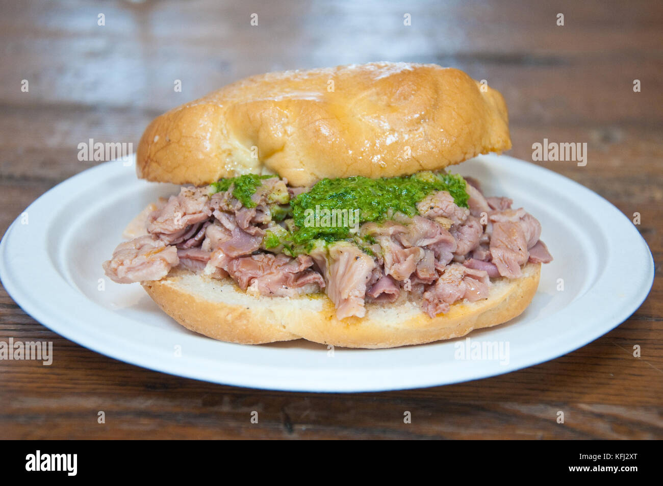 Avec le sandwich lampredotto typique de Florence Banque D'Images