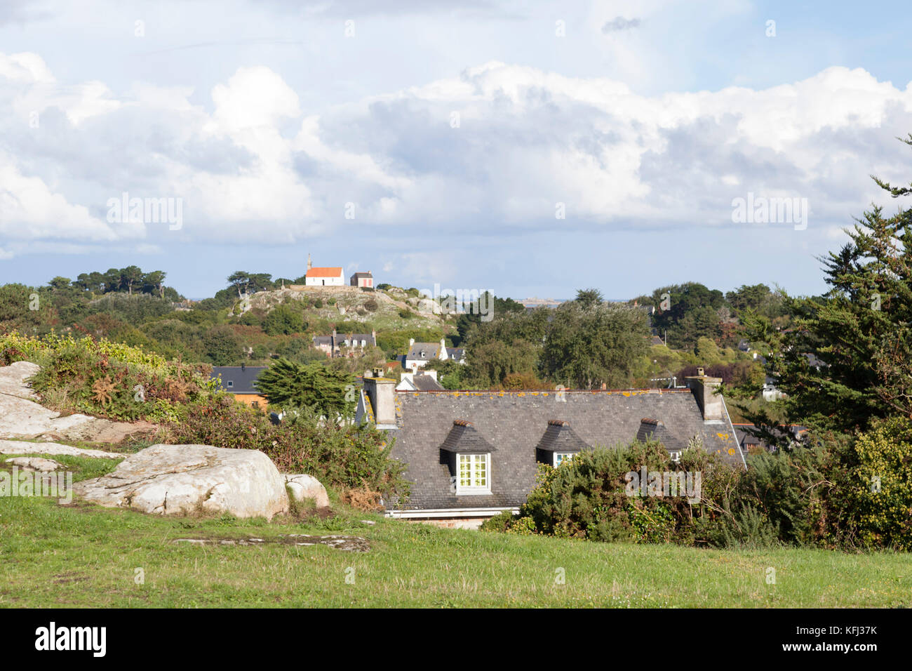 Vue sur les maisons de l'île de Bréhat (France). Si l'absence d'unité d'habitation Bréhat il utilise en abondance une qualité des matériaux locaux : le granit rose. Banque D'Images