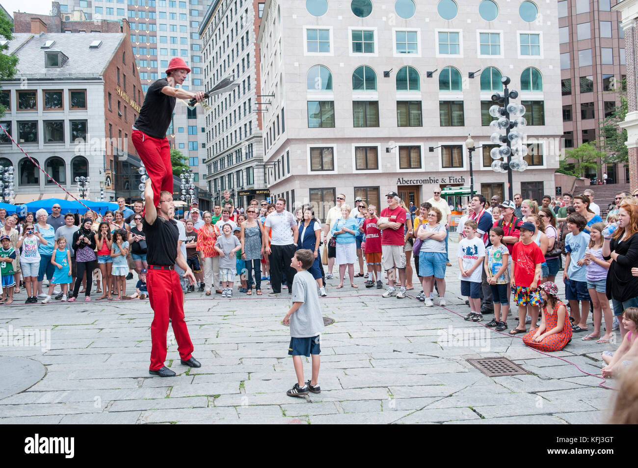 Artistes de rue divertissant les touristes devant Quincy Market à Boston, Massachusetts Banque D'Images