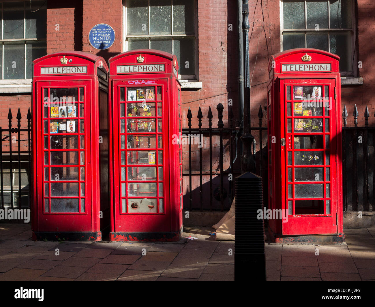 Trois boîtes de téléphone à Londres qui semblait Mission : Impossible - État voyou dans Great Windmill Street, Londres W1 Banque D'Images